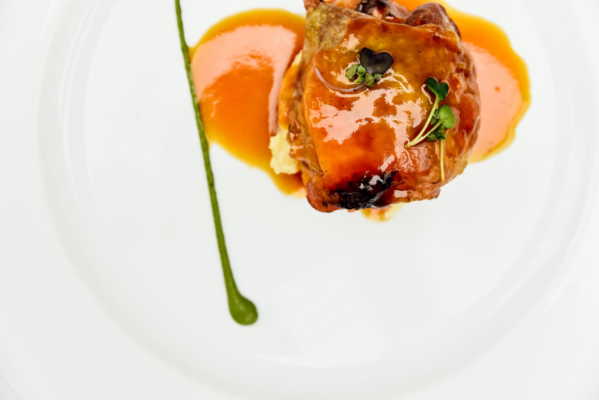 Piatto principale con salsa lucida
