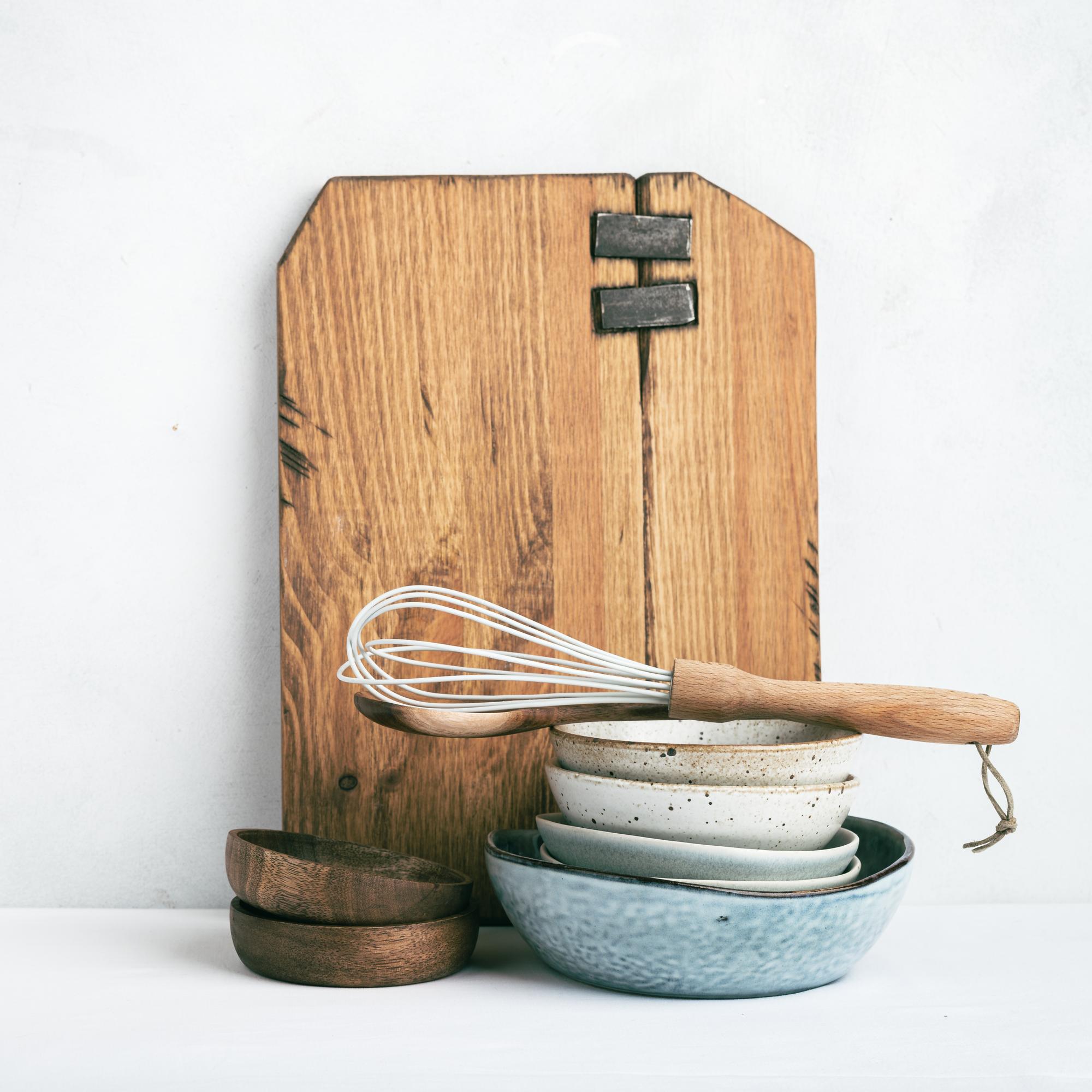 Set da cucina elegante su banco in legno