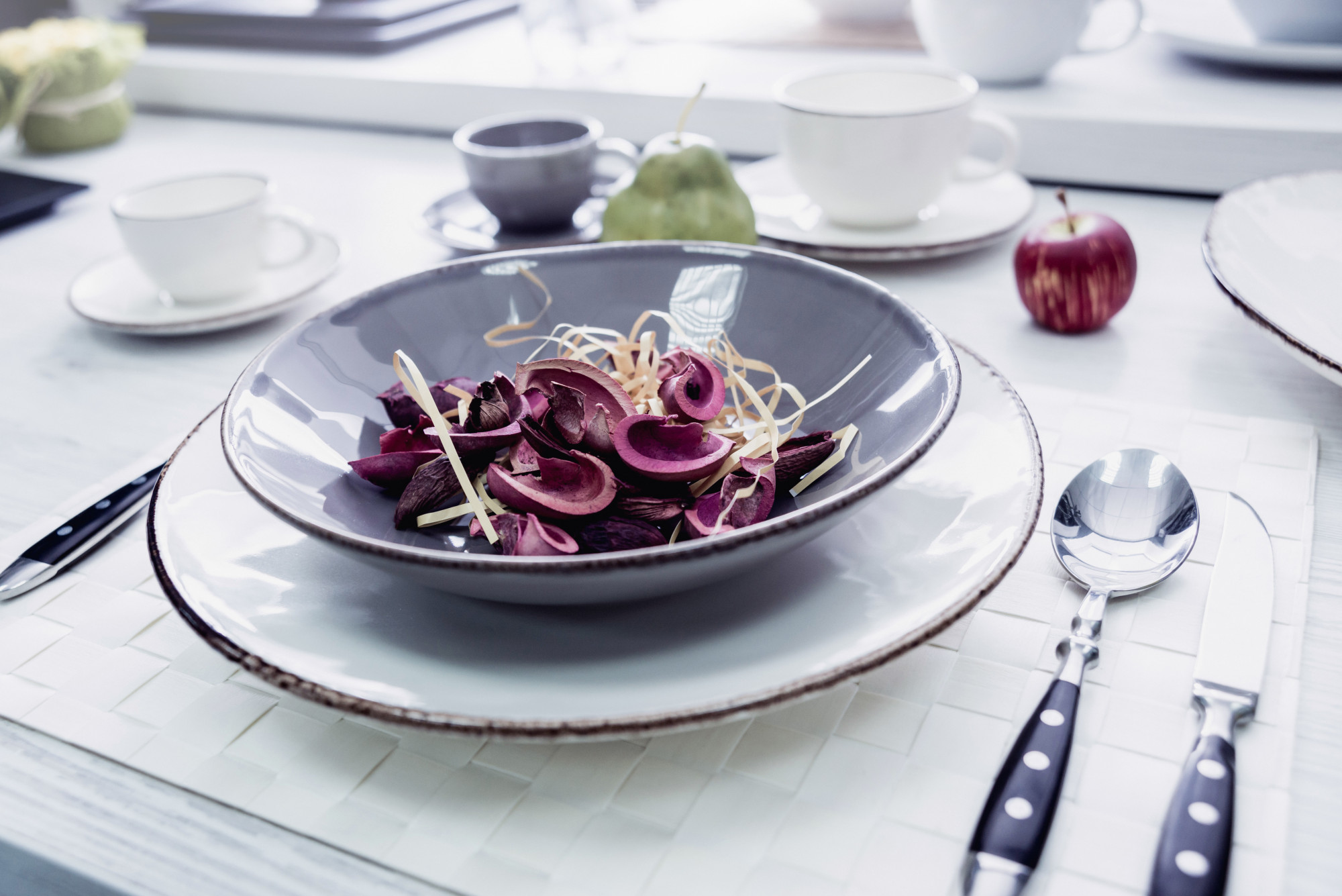 Tavola elegante con piatto gourmet e utensili